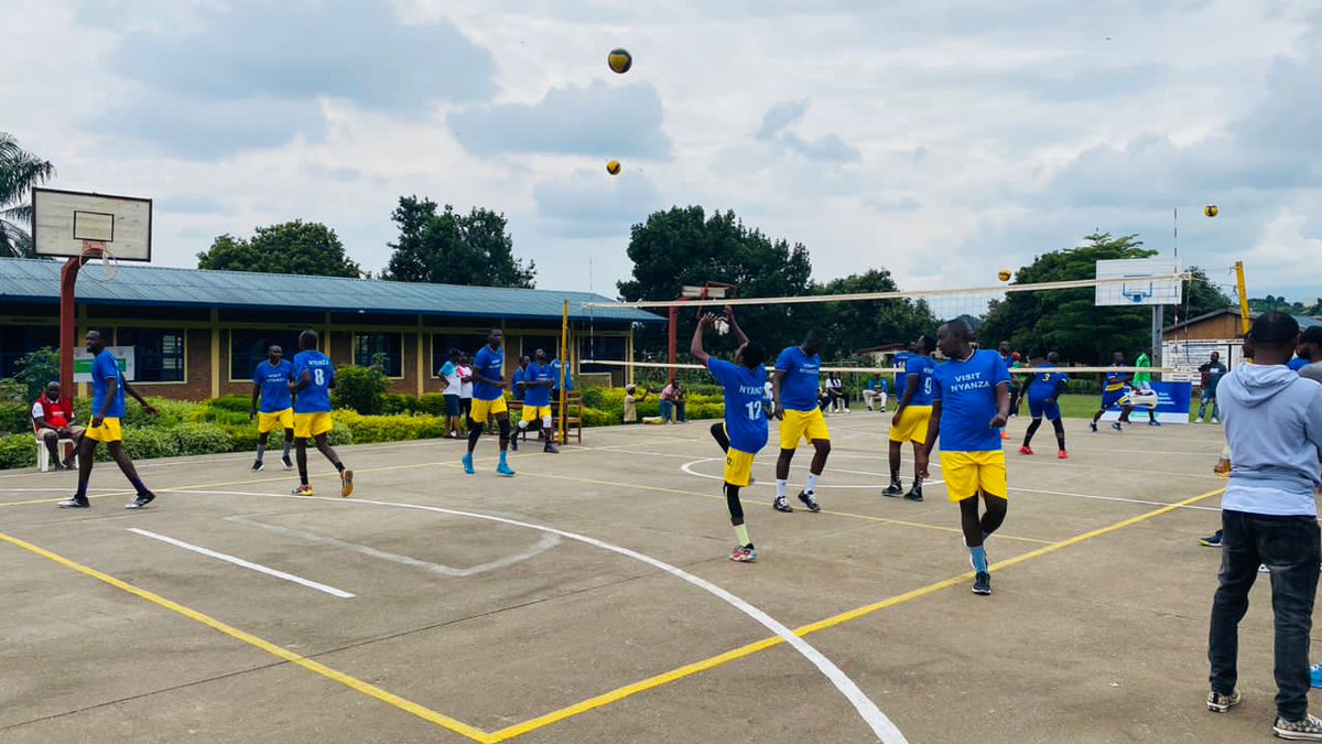 Imikino ya nyuma y'irushanwa #UmurengeKagameCup2024 iri kubera mu Karere ka #Rubavu, ikipe y'Umurenge wa Kigoma ihagarariye @NyanzaDistrict mu mupira w'Intoki (Volleyball) igiye gukina n'ikipe ihagarariye Akarere ka Ngoma muri 1/2. Ikipe imaze kwishyushya. @Erasmen