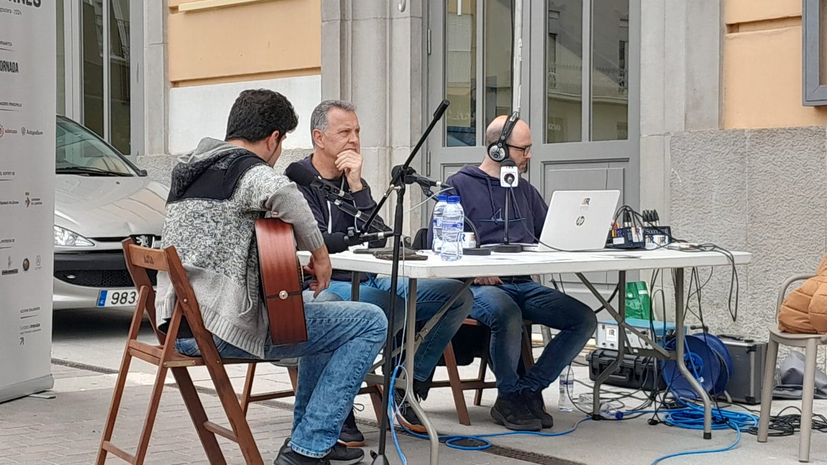 LlagosteraRadio's tweet photo. Ja pots recuperar a l'apartat de podcast del nostre web el programa especial que hem fet des de la plaça Catalunya sobre el @FestEspurnes aquest 4 de maig amb @arturcomas8 @paxofon @torneboards i @benisfri ! 
Pots accedir directament a l'àudio a l'enllaç: https://t.co/JTY3wrBJnZ https://t.co/VqcU15cun0