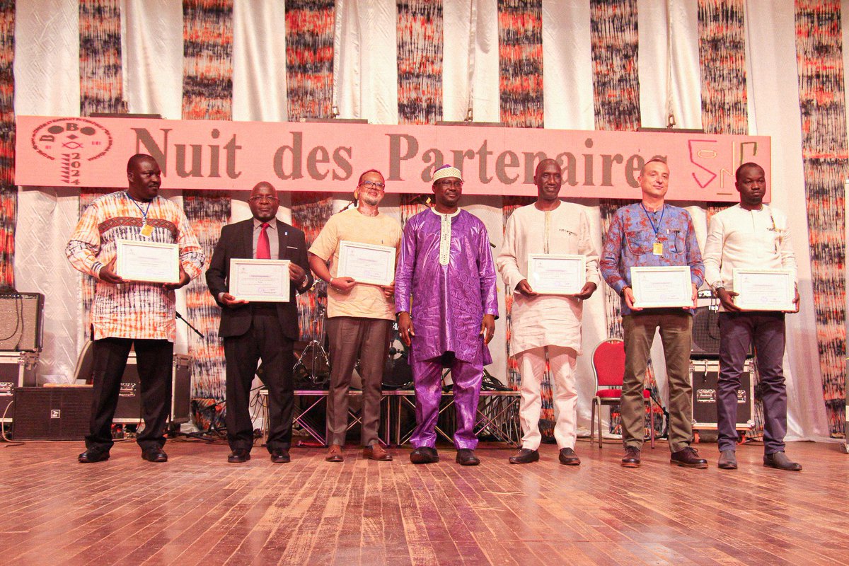 PNUD_BFA's tweet photo. Alors que la #SNC2024 se clôture, le PNUD au Burkina Faso s’est vu attribué un prix spécial des partenaires pour son engagement et implication dans la Semaine Nationale de la Culture 2024🇧🇫 https://t.co/zHNwQxxGRQ