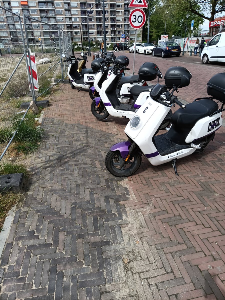 Welkom in veilig @schiedam_nl ! Deelscooters op de stoep. Voetgangers over de rijbaan. Hoek Singel bij Stationsplein. Vaste plek.