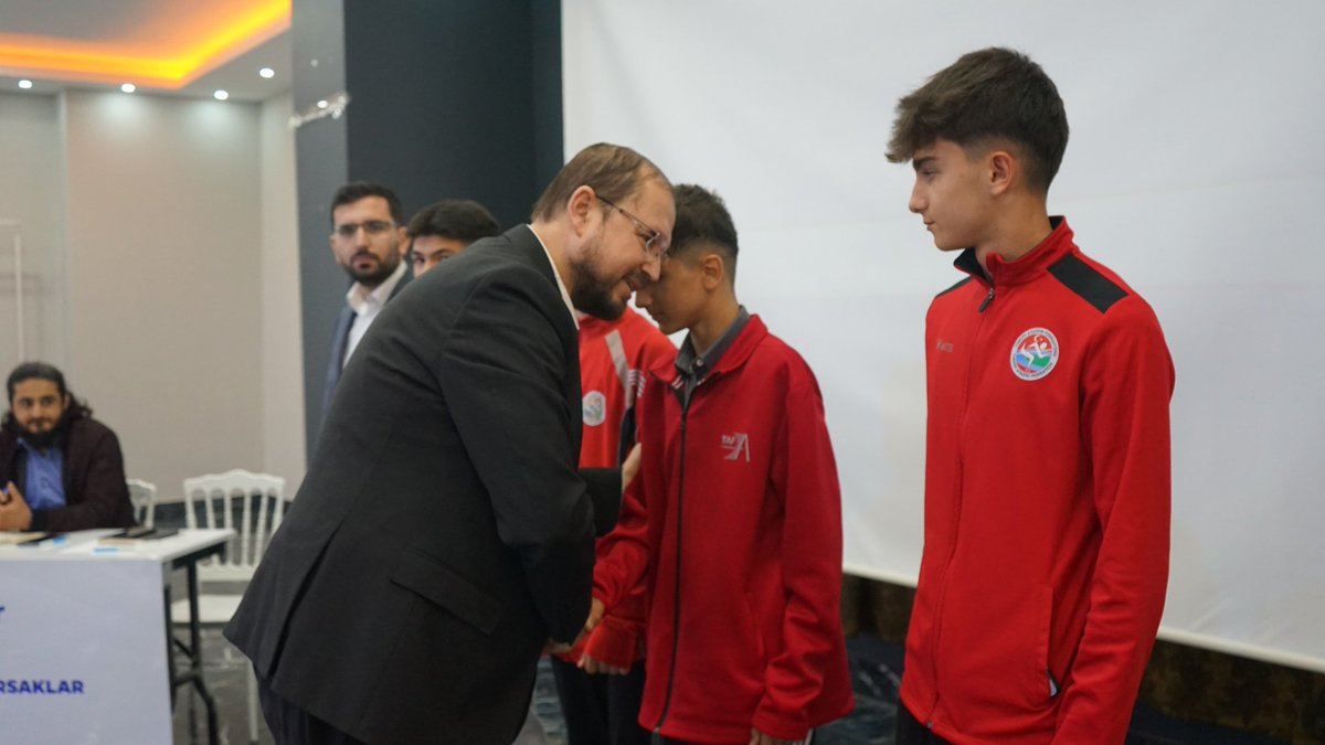 Genel Başkanımız Salih Turhan Bey, Adana'da düzenlenen AGP - Atletizmi Geliştirme Projesi Final müsabakasında Türkiye 3.'sü olan Kırıkkale Atletizm takımımızın gençlerini tebrik ederek, hediye takdimini gerçekleştirdi.