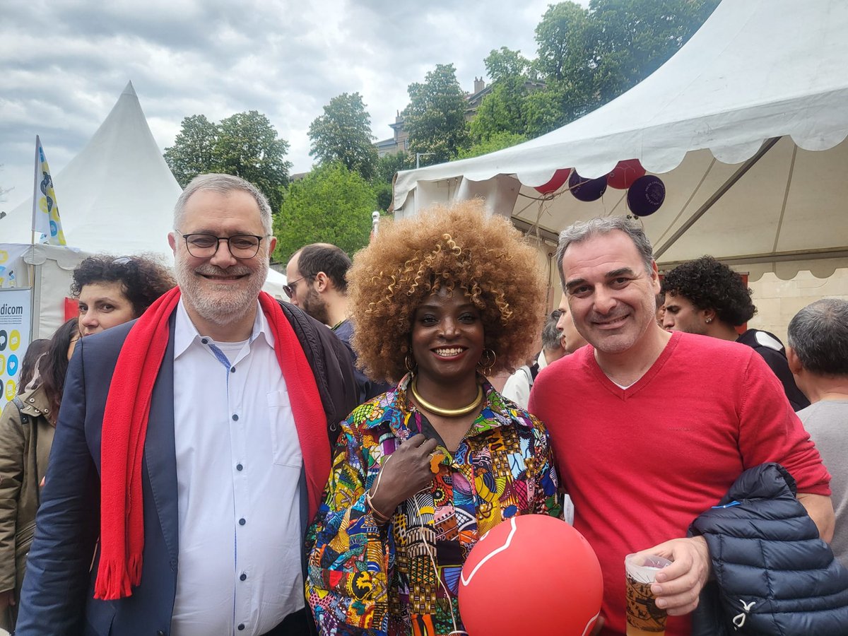 Fête du Travail - un avant-goût du parti social-démocrate de Genève. J’étais à Genève et j’ai décidé de faire la fête avec mon parti à Genève. Tag der Arbeit – ein Vorgeschmack auf die sozialdemokratische Partei Genfs. War in Genf und beschloss dort, mit meiner Partei zu feiern.