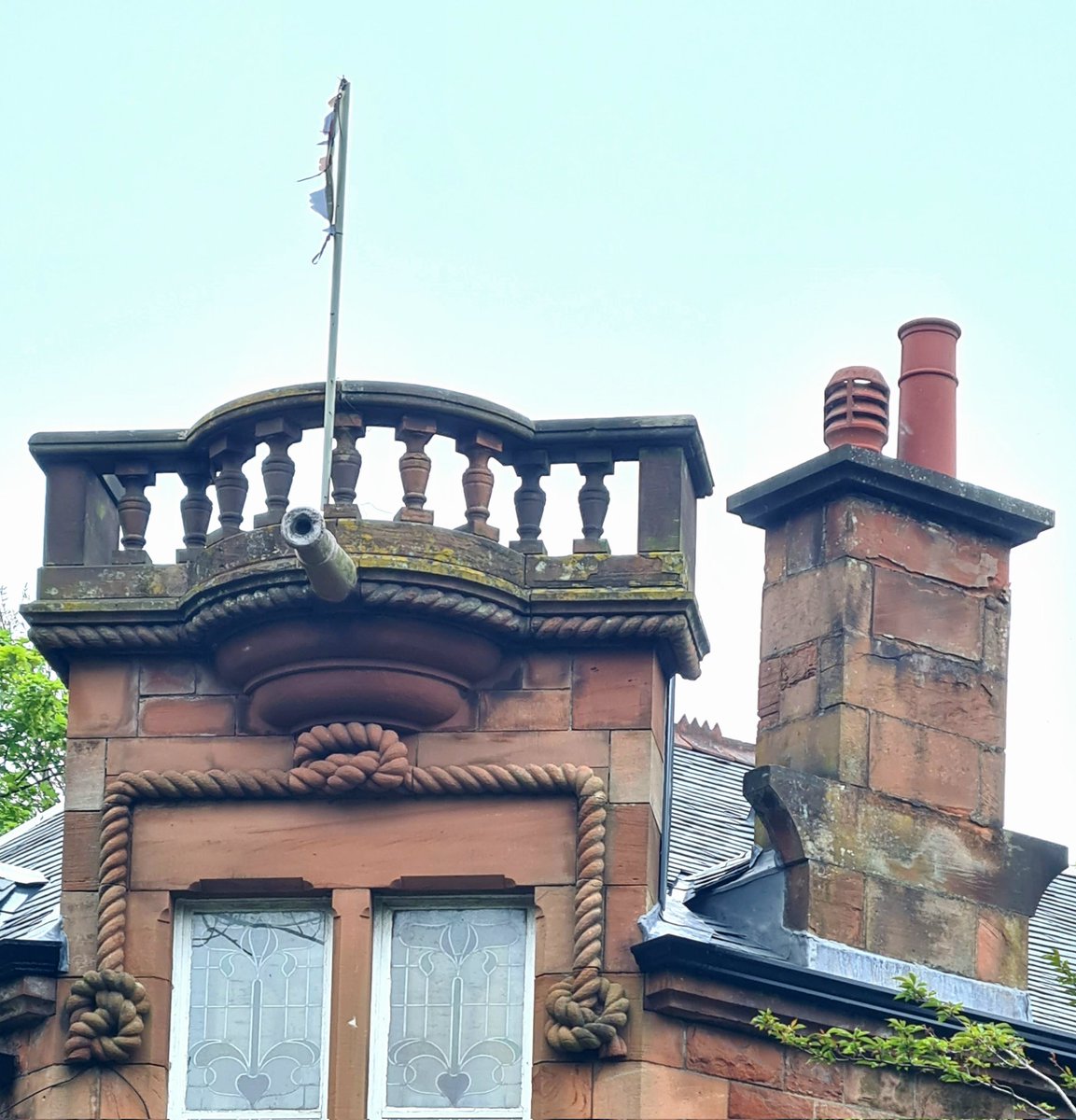 I love the architectural decoration above the window of this villa in the Dumbreck area of Glasgow, especially the stone cannon!

#glasgow #architecture #glasgowbuildings #window #dumbreck #architecturaldetails #designdetail #architecturalphotography