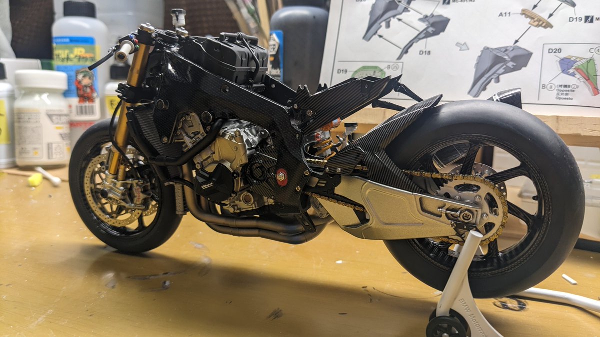 MASAMETAL17's tweet image. MENGMODEL
BMW HP4 RACE
車体部分が完成しました

デカいから迫力あるわぁ
#MENGMODEL
#BMWHP4RACE
#バイクプラモ盛り上げ隊