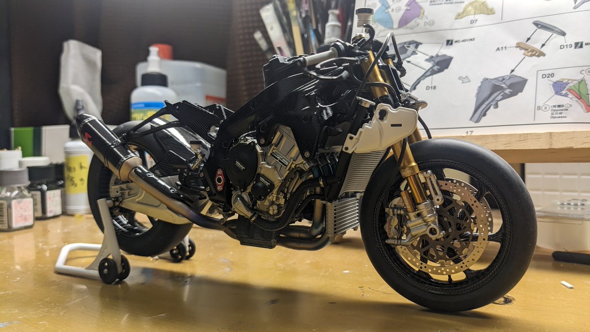 MASAMETAL17's tweet image. MENGMODEL
BMW HP4 RACE
車体部分が完成しました

デカいから迫力あるわぁ
#MENGMODEL
#BMWHP4RACE
#バイクプラモ盛り上げ隊