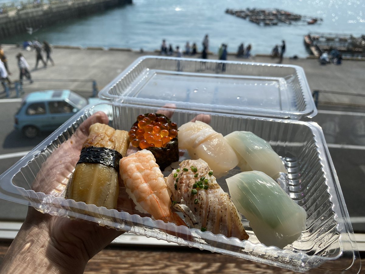 今日は大阪から西へ向かって一度行ってみたかった下関の巌流島フェスティバルへ！
青空の下で聴く影山ヒロノブさん、遠藤正明さん、きただにひろしさんのライブはめちゃくちゃ気持ちよかった！
港の市場で売ってる魚がおいしすぎて一日中海鮮丼とお寿司を食べていた