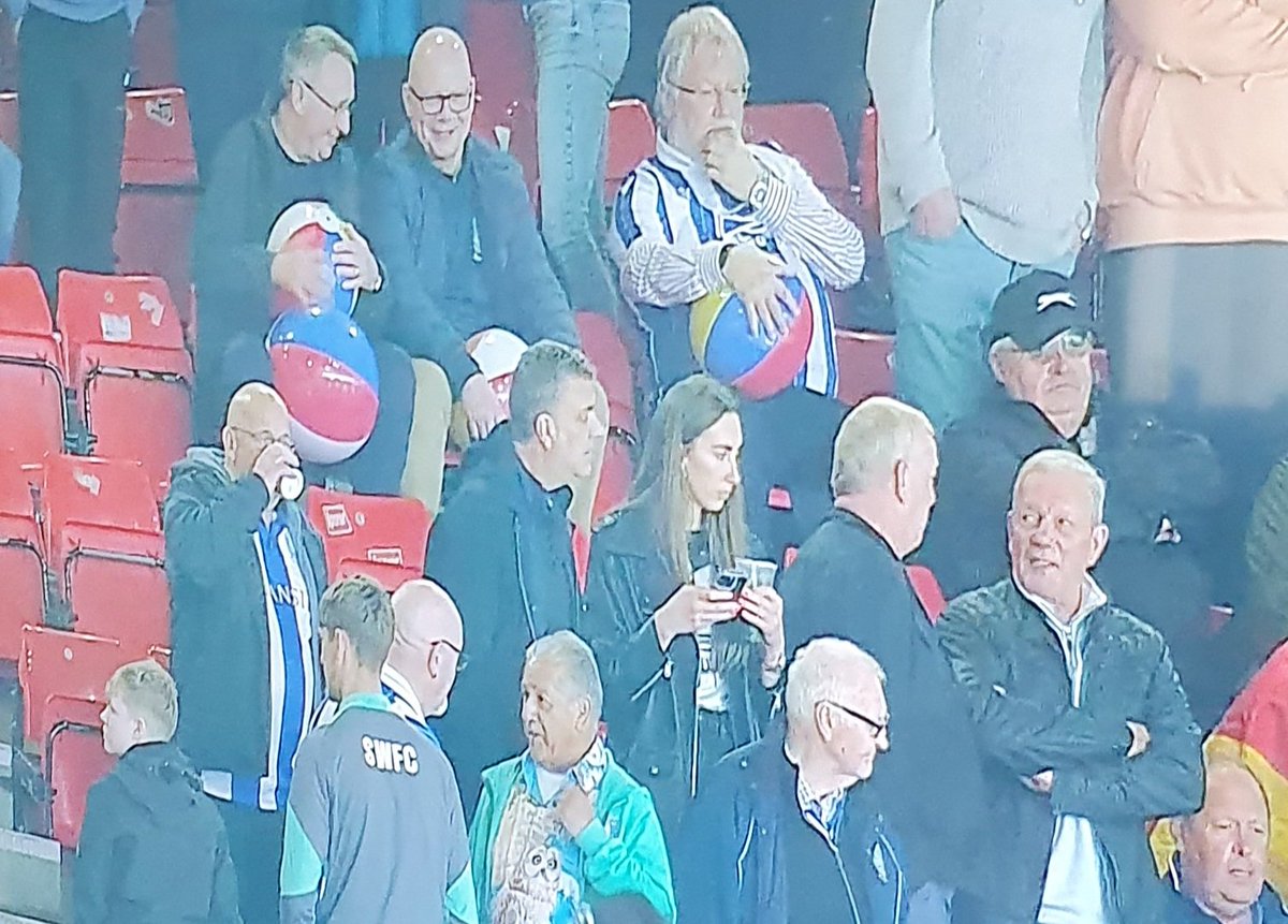 #Swfc fans ready to hoy their beachballs on the pitch and hope for an assist? #Safc #SUNSHW