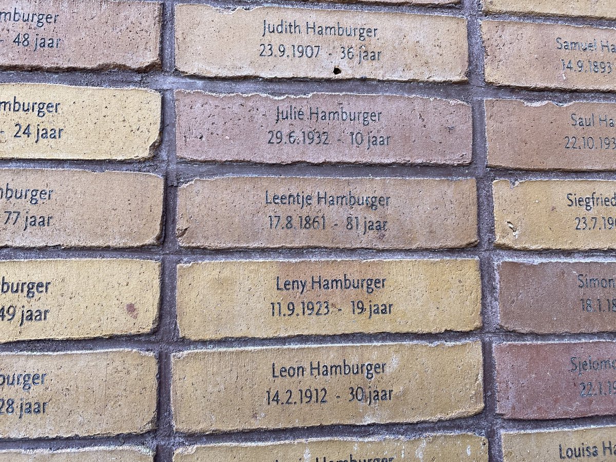 Vandaag herdenk ik mijn oudoom Rudolf #Hamburger die nooit wilde praten over zijn 2 jaar in #Buchenwald en mijn oudtante Leentje Hamburger. Ondanks haar gebroken heup werd ze uit het ziekenhuis in Leiden gehaald en afgevoerd naar #Sobibor om te worden vermoord. #Dodenherdenking