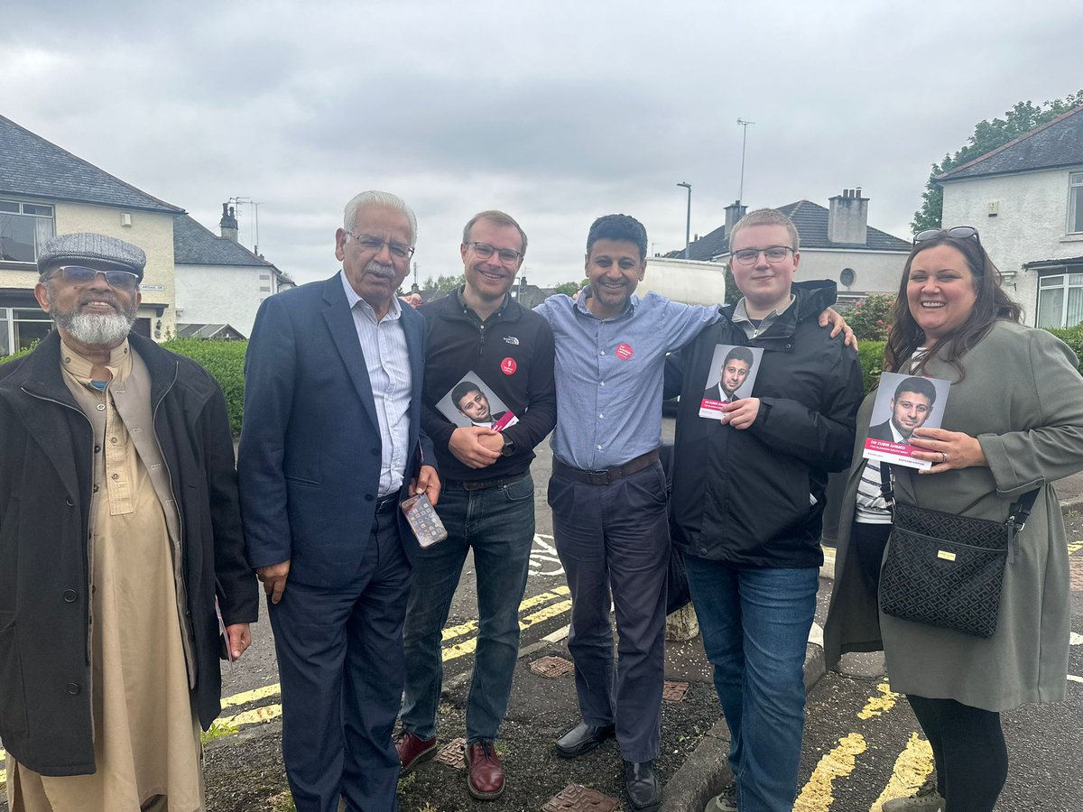 A big thank you to @mgshanks for coming doorknocking in Glasgow SW today. Mosspark was delighted to see you! #change #labourdoorstep @ScottishLabour @UKLabour