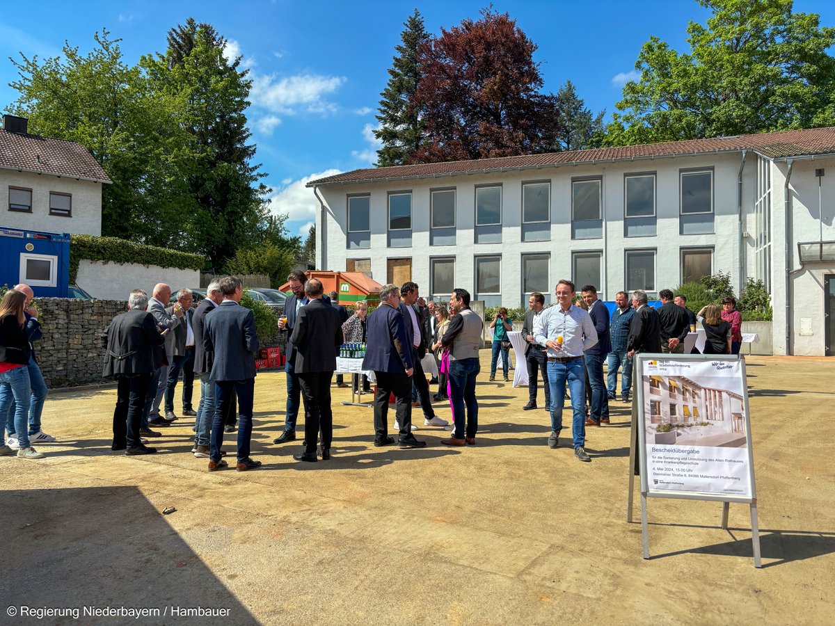 Heute am Tag der #Städtebauförderung hat StM Bernreiter in #Mallersdorf-#Pfaffenhofen einen Förderbescheid für den Umbau des ehemaligen Rathauses zu einer Pflegeschule übergeben: „Der Umbau ist ein Vorzeigeprojekt für Nachhaltigkeit und eine Investition in den ländlichen Raum.“