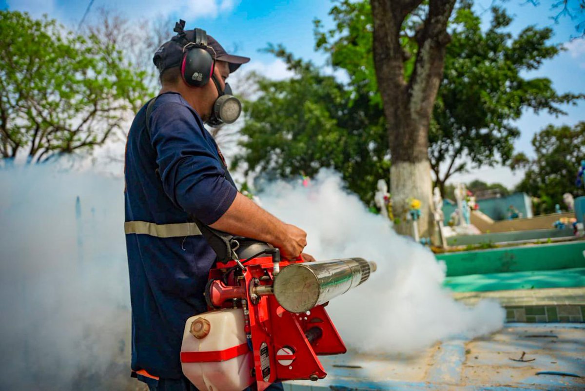 ¡Priorizando la seguridad y el bienestar!✅ El equipo de Protección Civil de la Alcaldía de San Salvador Centro llevó a cabo fumigaciones para eliminar criaderos de zancudos e inspecciones de panales de avispas en cementerios de Ayutuxtepeque, Mejicanos y Cuscatancingo.