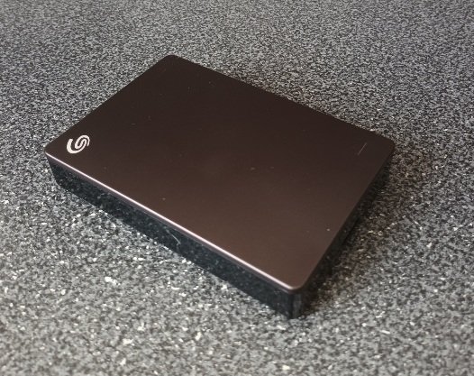 Disco usb Seagate, 4 TB de capacidad. Funcionó casi 4 años, se perdieron los datos (recuperables). No hay que poner un disco externo a hacer el trabajo de un disco duro.