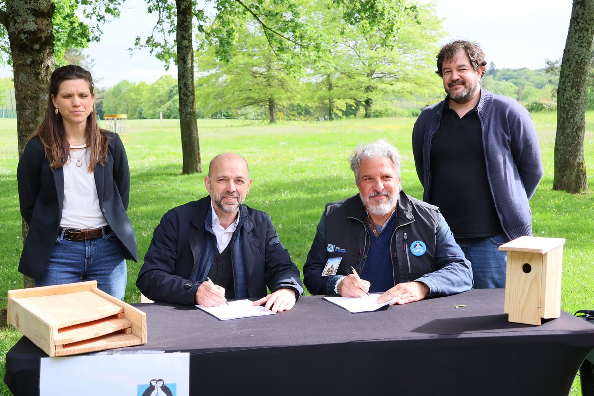 #BourgenBresse (@bourg_en_bresse) on Twitter photo Ca a été l'occasion de signer la convention entre la Ville de Bourg et la LPO qui inscrit Bouvent en tant que refuge LPO, avec <a href="/JFDebat/">Jean-François Debat</a>, maire de Bourg, <a href="/IsabelleMaistre/">Isabelle Maistre</a>, 1e adjointe déléguée à la transition écologique et à l’espace public, Francisque Buliffon, directeur la LPO. Ca a été l'occasion de signer la convention entre la Ville de Bourg et la LPO qui inscrit Bouvent en tant que refuge LPO, avec <a href="/JFDebat/">Jean-François Debat</a>, maire de Bourg, <a href="/IsabelleMaistre/">Isabelle Maistre</a>, 1e adjointe déléguée à la transition écologique et à l’espace public, Francisque Buliffon, directeur la LPO.