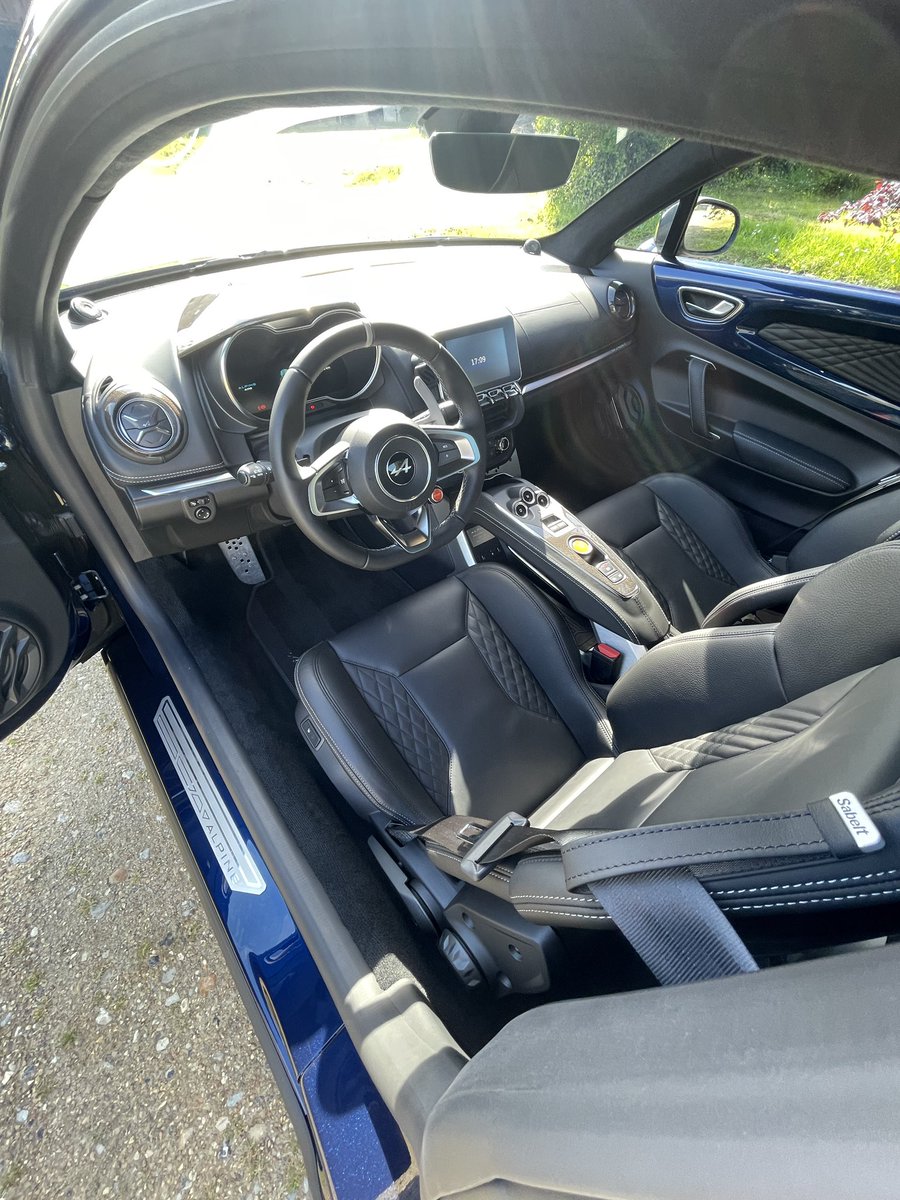 AutoSpaFR's tweet image. Très agréable de travailler sur cette Alpine Légende GT. 
Cette configuration lui sied à merveille.