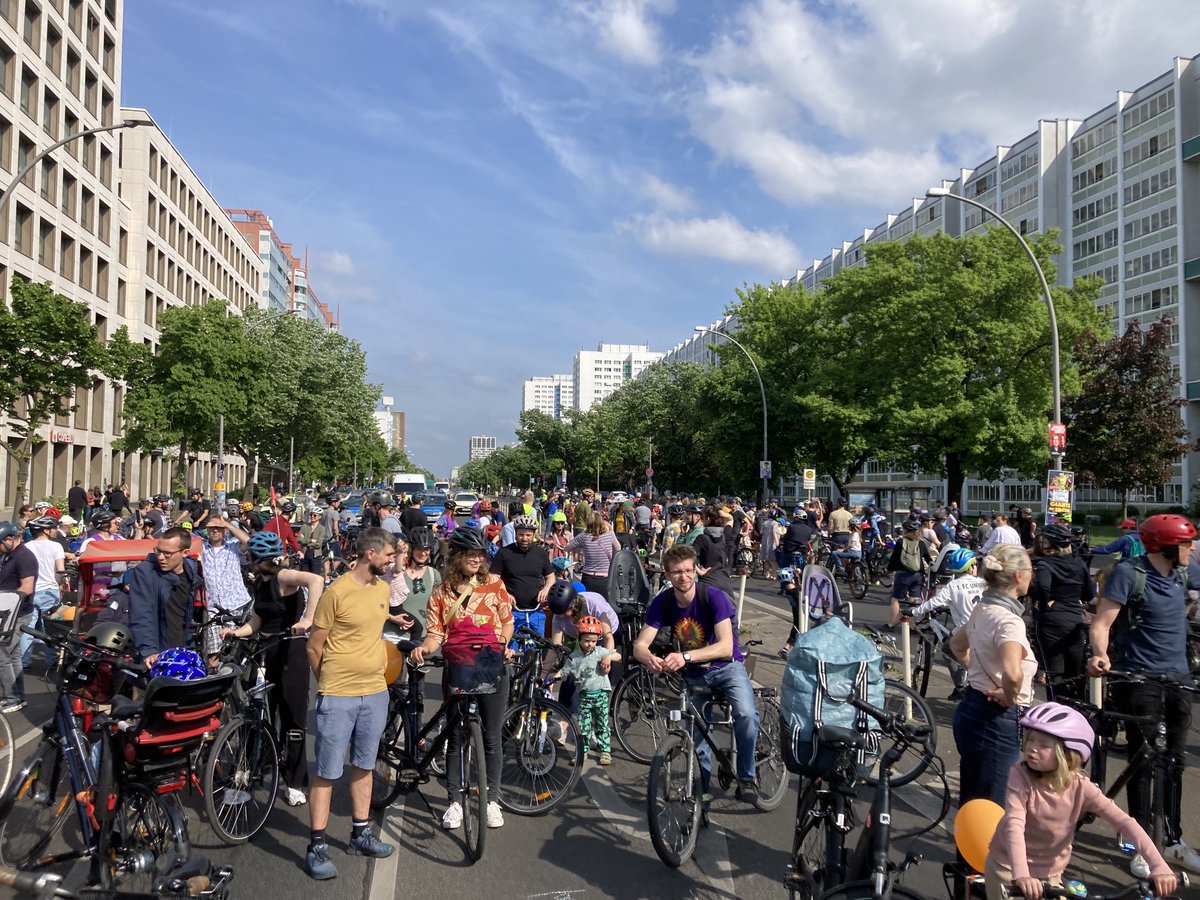 Wir brauchen dringend #Fahrradwege auf der Frankfurter Allee B1 in #Lichtenberg!

#KidicalMass #SelbstundSicher #KinderAufsRad