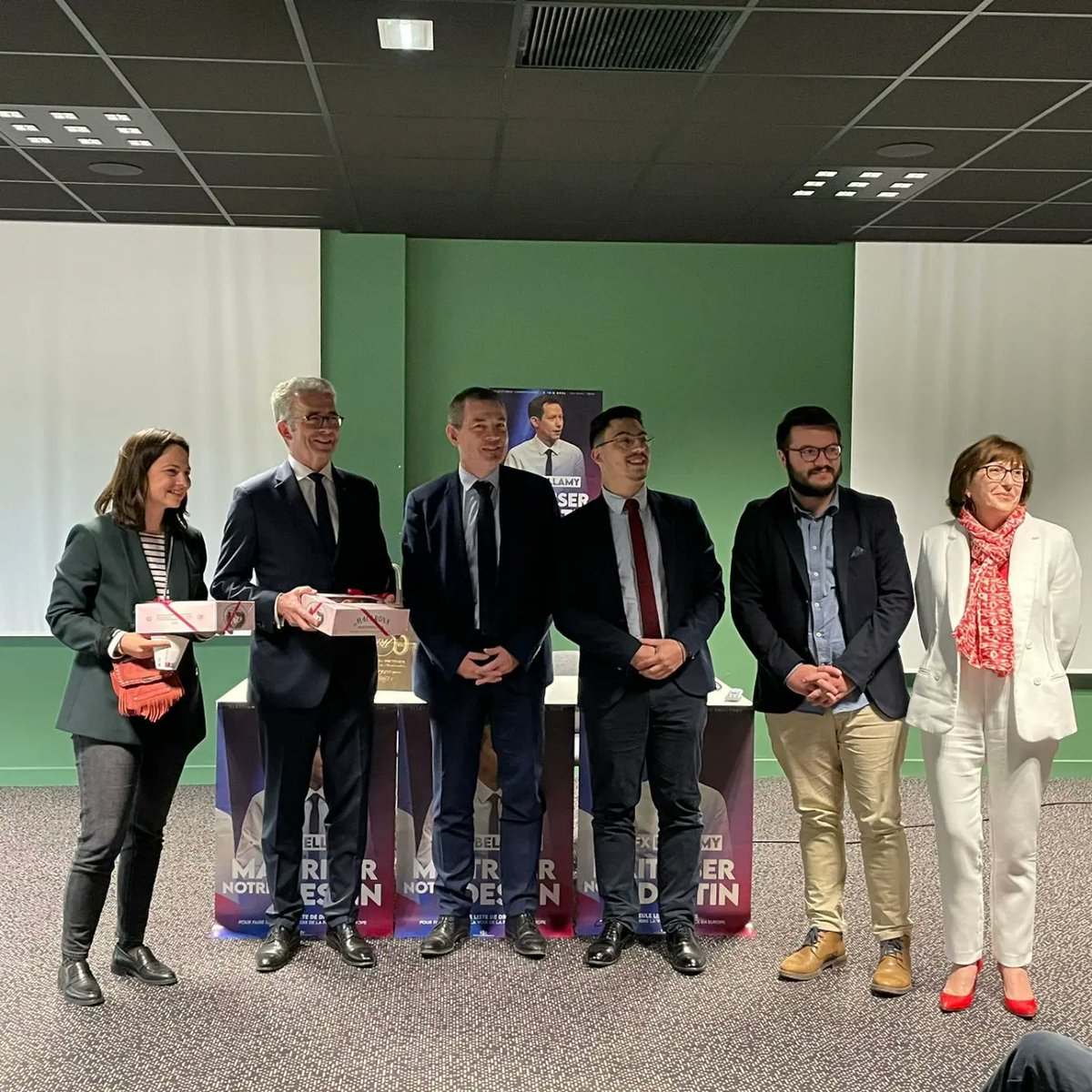 🇨🇵🇪🇺 Rencontre avec le Général Gomart 🇨🇵🇪🇺

Merci infiniment au Général Gomart pour sa venue en Vienne ! 

Un discours clair, riche et plein de bon sens.

Merci à nos militants qui sont venus nombreux un 1er mai !

Les Républicains de la Vienne 🇨🇵🇪🇺