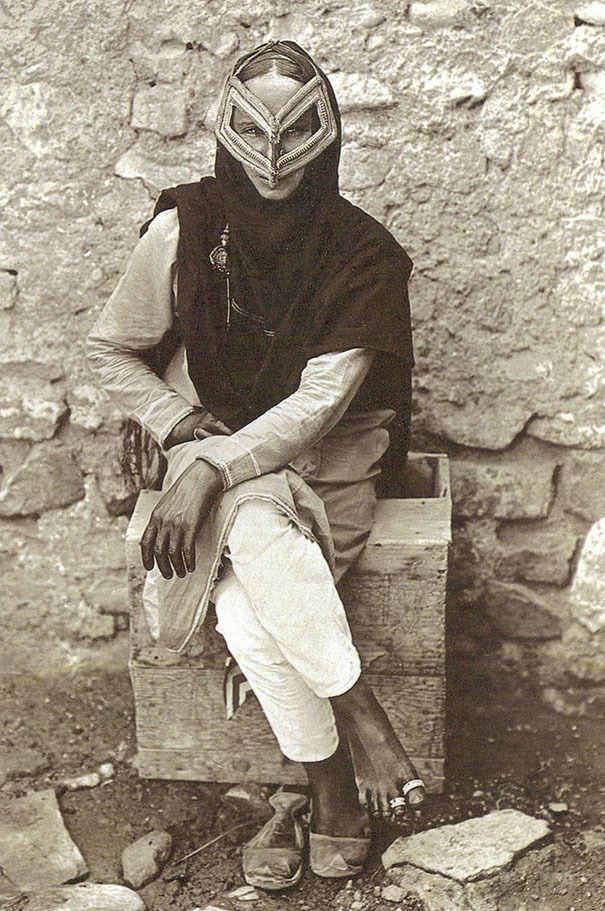 An Arab woman wearing a traditional face mask in Muscat, Oman, 1917. 🇴🇲

📷: National Geographic