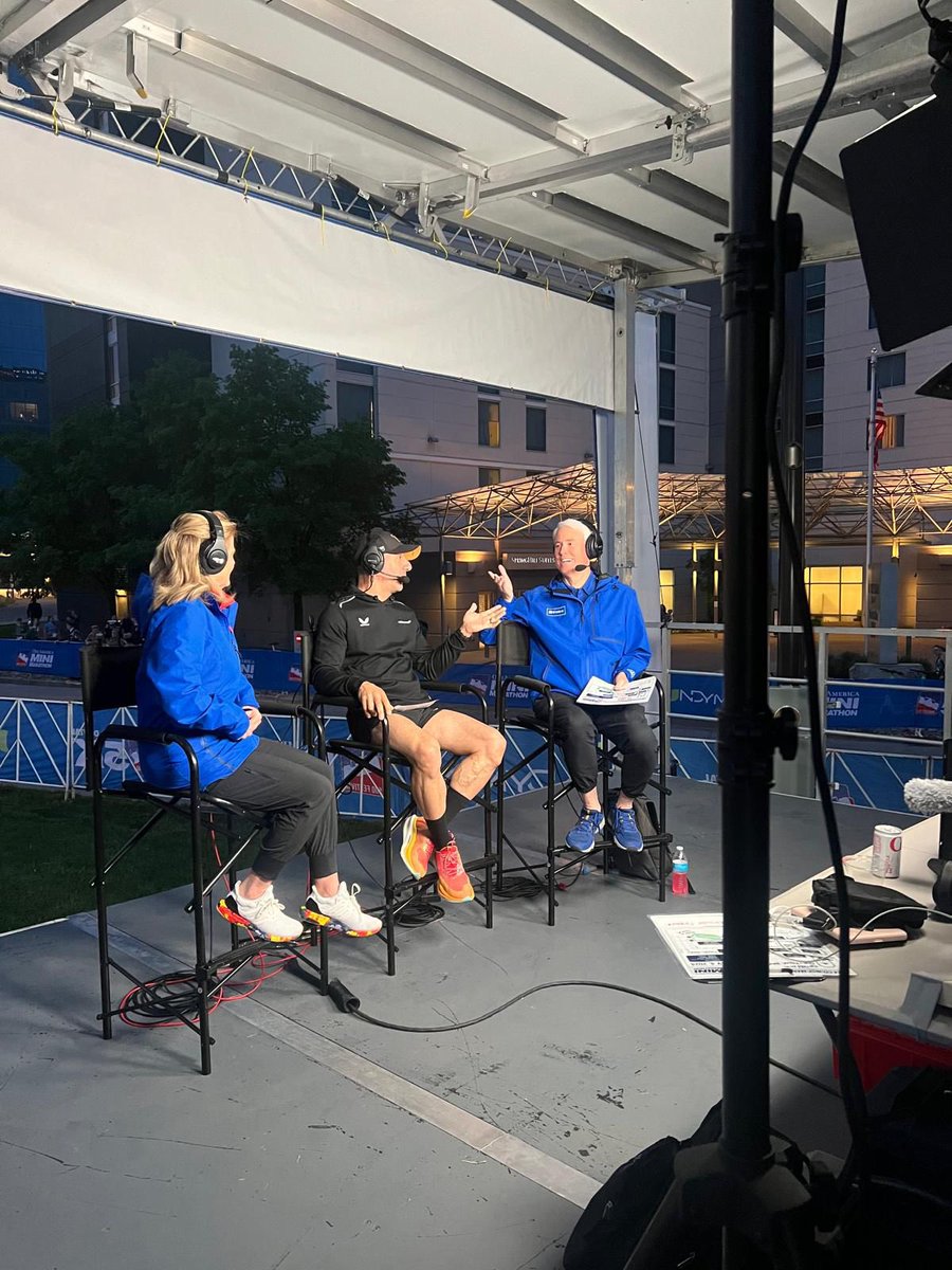 🇺🇸 The #IndyMini is one of my favorite half marathons. Always the best crowd and nothing beats racing at the @IMS. Cool swap with the @Colts cornerback Kenny Moore 🏈 • 🇧🇷 Mais uma meia maratona completa e uma bela troca com o cornerback do @Colts Kenny Moore 🏈