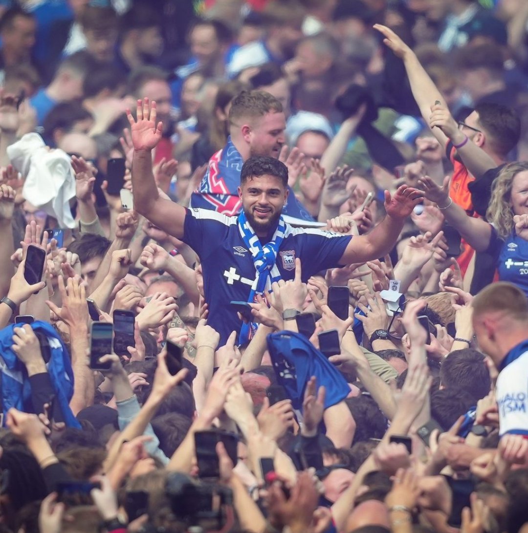 📸 جمهور ابسويتش تاون يحمل النجم المصري سام مرسي علي الأعناق بعد الصعود للدوري الانجليزي الممتاز بعد غياب 22 عام وموسم استثنائي للاعب المصري 🔥✌️👏💪