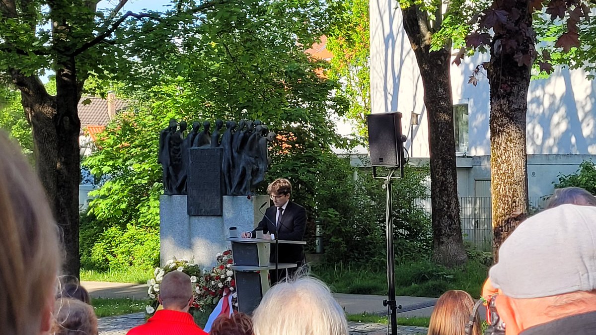 Jetzt in #Dachau: Oberbürgermeister Florian Hartmann eröffnet und begrüßt die Teilnehmenden zum Gedenken an die #Todesmärsche aus dem KZ Dachau am #Todesmarsch-Mahnmal Motten in der Stadt. #Erinnern #Remember #NSverbrechen #Endphase1945