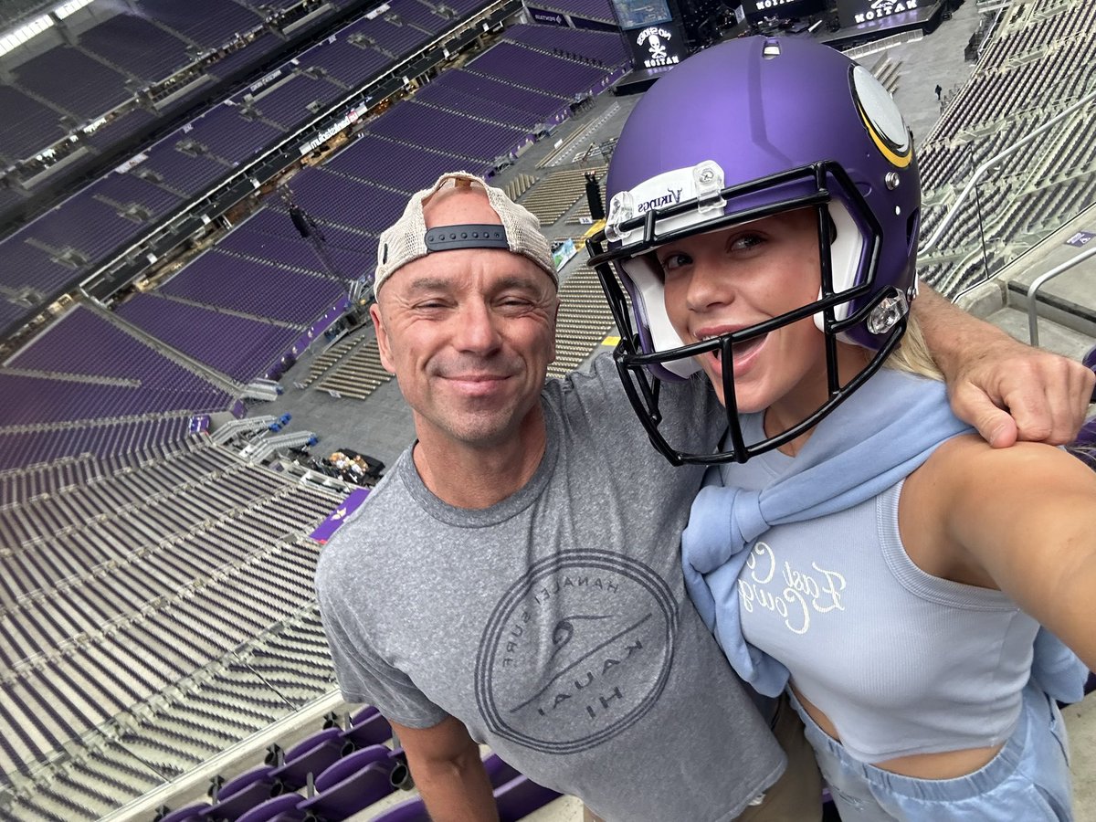 So thrilled to be back in Minneapolis at the home of the Minnesota @Vikings. Also proud to be out all summer with @_megmoroney. #SunGoesDownTour is off to a great start.