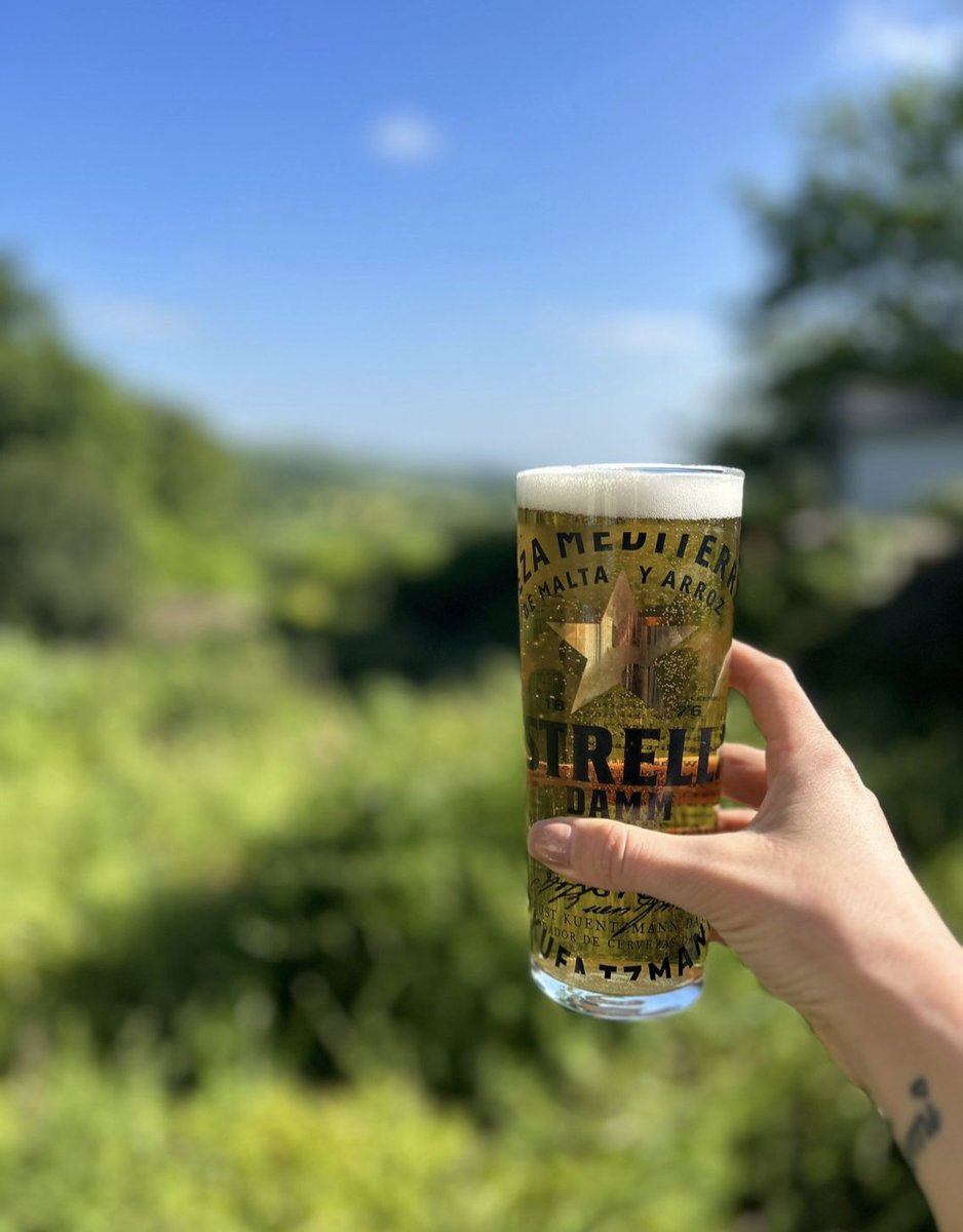 The sun has finally arrived in Shaftesbury, which calls for some beer garden time! 🍻🌞

@YoungsPubs #youngspubs #sunsout #perfectweather #beergarden #bestviewintown #blackmorevale #shaftesburydorset