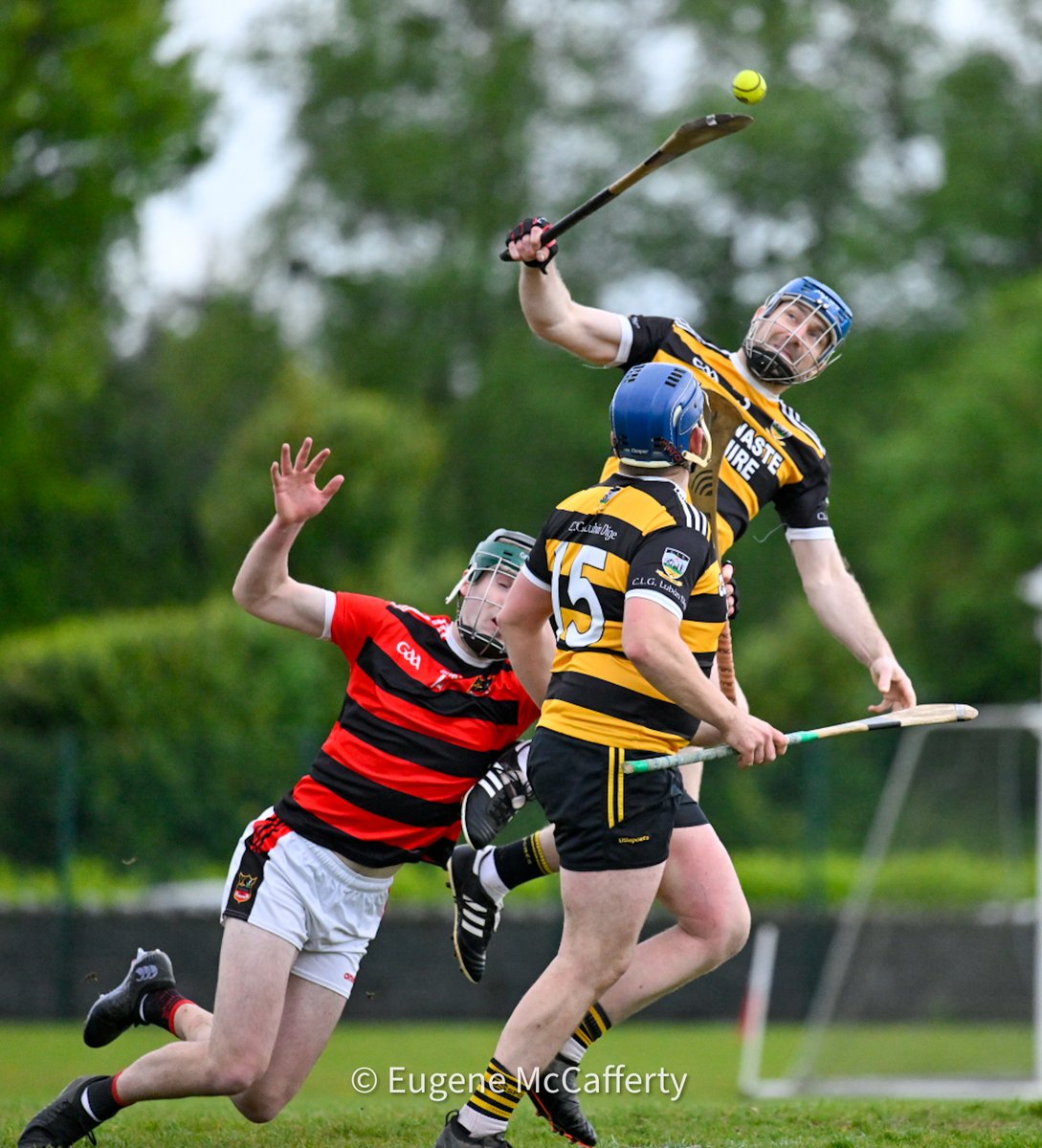 Whitegate’s Ronan Hayes in action against Bodyke’s Eanna Doyle in Clare Cup Div 1B, round 5. At halftime it’s @whitegaa 1-7 @BodykeGaa 0-6. Photograph by @eugemccafferty.