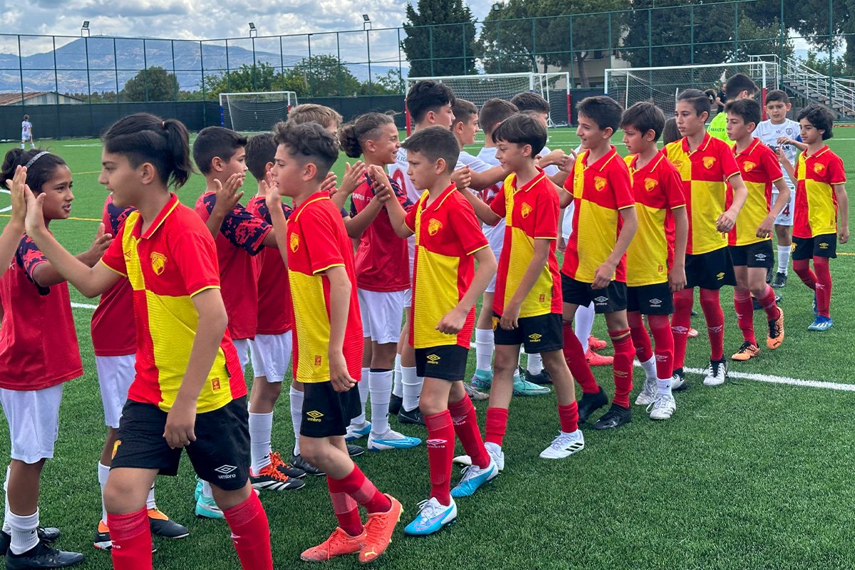 Altınordu U12, U11 ve U10 Takımlarımız, Göztepe U12, U11 ve U10 Takımları ile özel maçlarda karşı karşıya geldi.

#TürkiyeninAltınordusu #TheTalentFactory #İyiBireyİyiVatandaşİyiFutbolcu #YereldenEvrensele