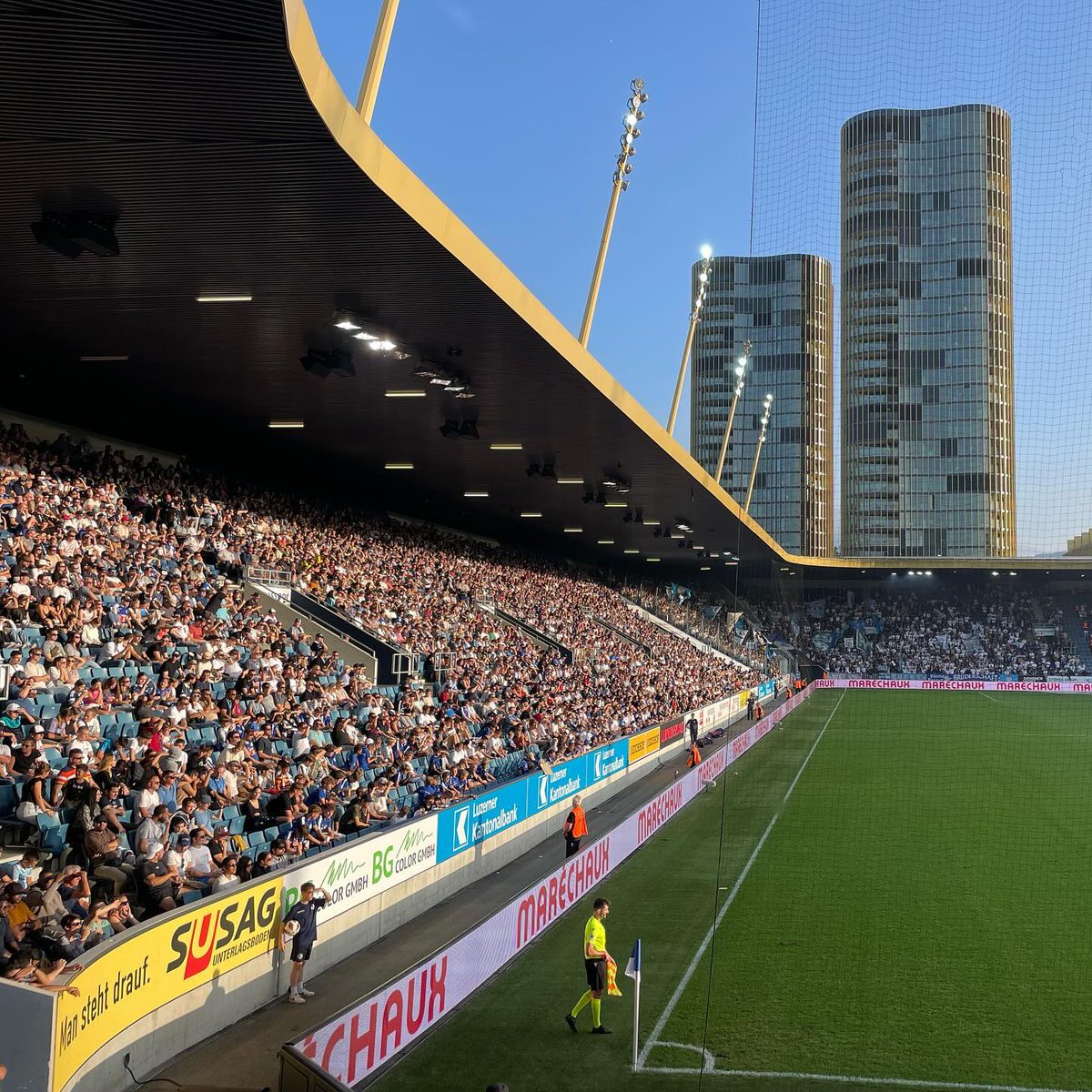 ملعب نادي لوزيرن - FC Luzern السويسري
إسم الملعب swissporarena

#stadium 
#زاوية_الملاعب