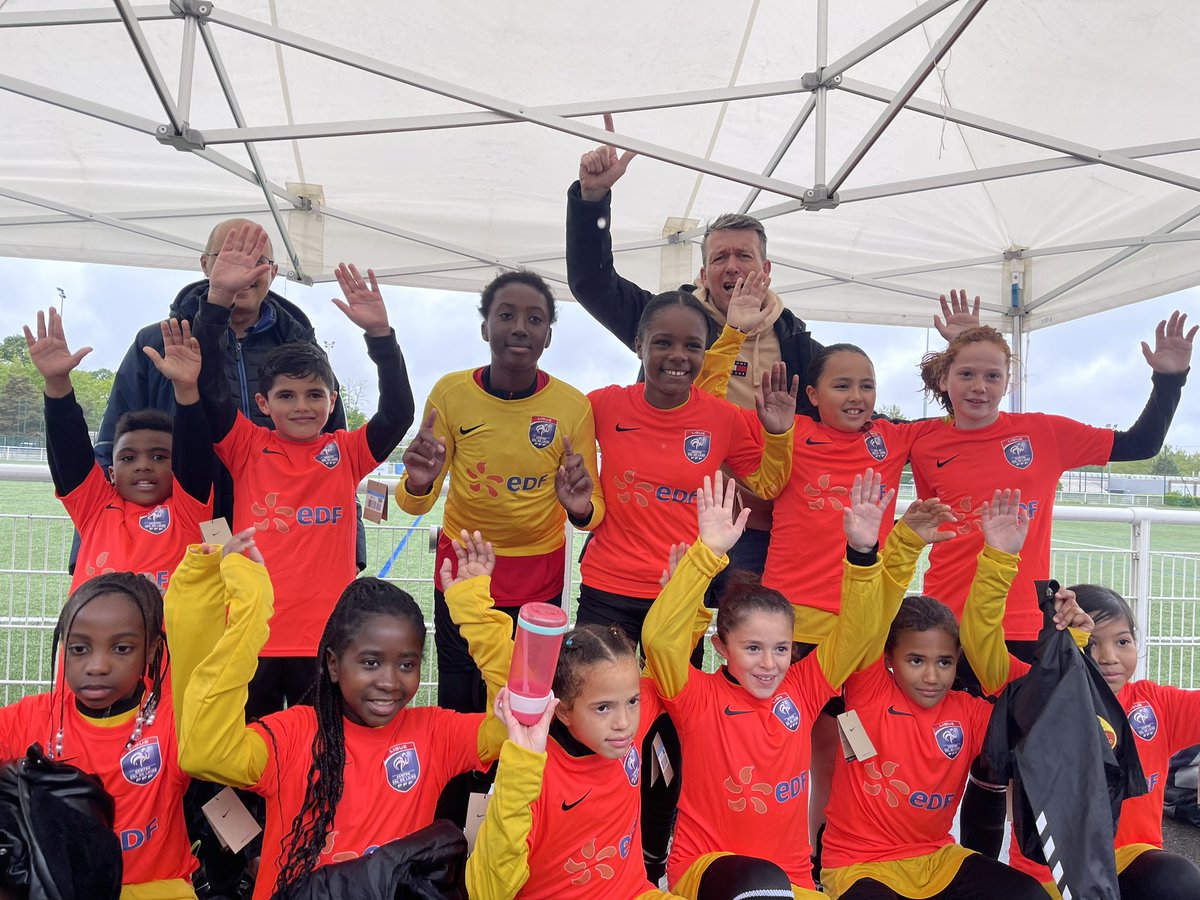 Au tour des plus jeunes d’être à l’honneur aujourd’hui avec l’opération Toutes Foot aux côtés de la Ligue Centre Val de Loire de football en @RCValdeLoire ⚽️ 

Bravo à ces belles équipes et rendez-vous l’année prochaine, sous le soleil 😉
 
#footballfeminin #DLDJuil