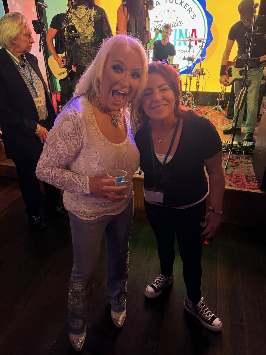 Got 2 meet @tanyatucker ! What a blast. Go 2 her pop up bar @Nudieshonkytonk in Nashville if ur here! 2nd floor. Tequila everywhere!