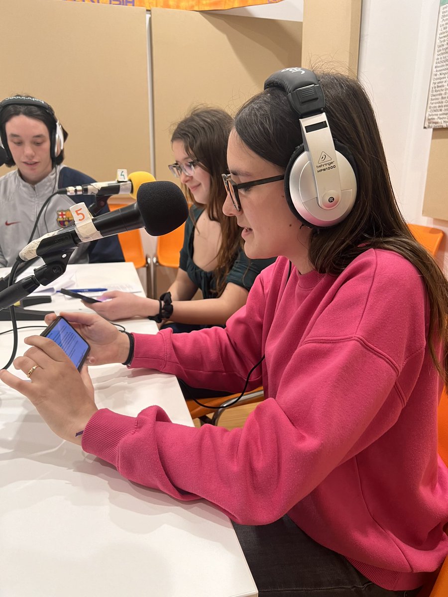 El 19 d'abril es va celebrar la segona trobada radiofònica de Contrabanda FM amb la participació dels estudiants de Comunicació Audiovisual de l'Institut Ernest Lluch a l'Ateneu Enciclopèdic Popular de Barcelona.