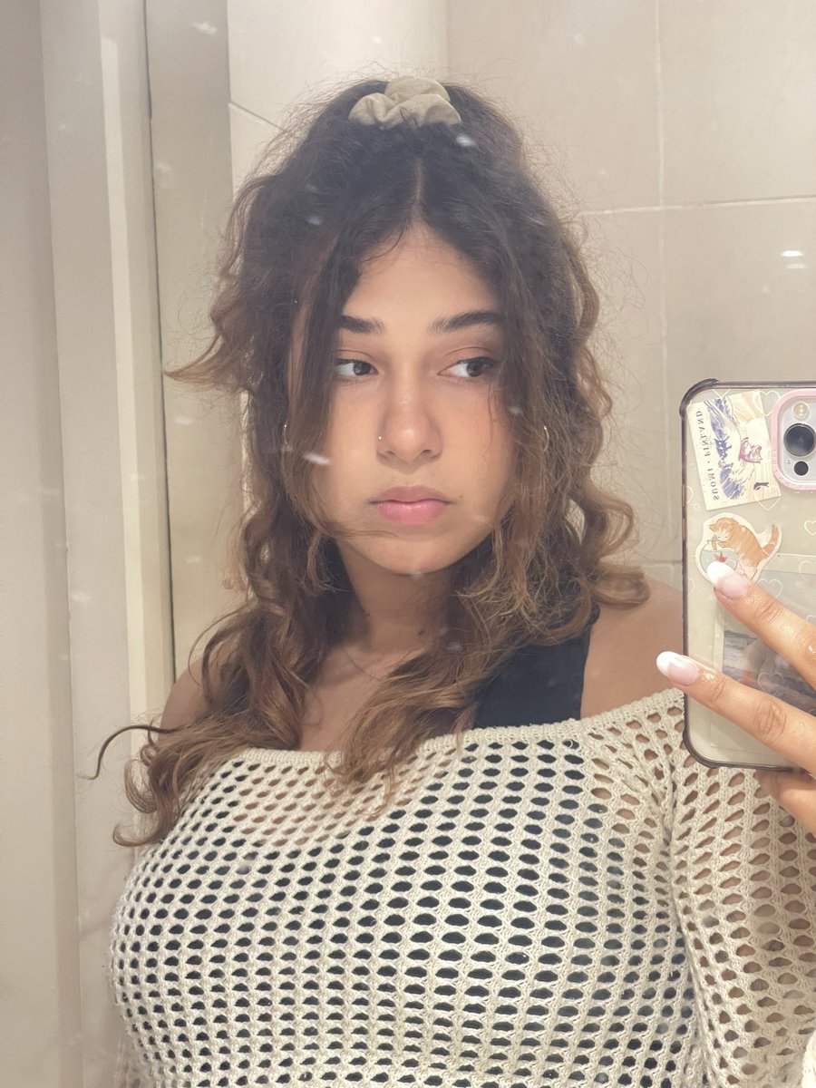 lovlyvern's tweet photo. gimme a second to put my hair up fully and throw me a green shirt and i kinda look like Corine from Ridgeside 
#StardewValley #Ridgeside https://t.co/oL1ih6IX5e
