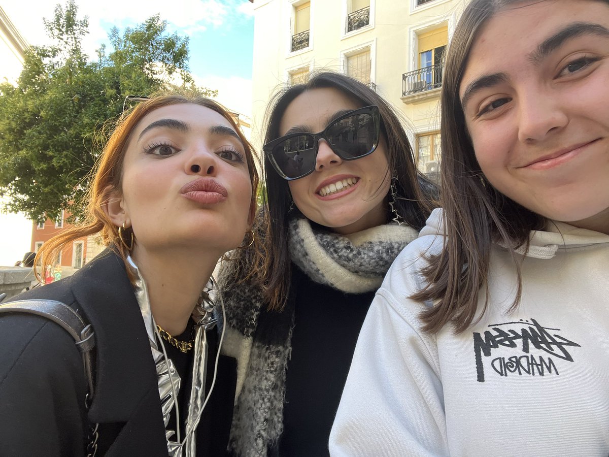 gracias por un ratito de vuestra atención y haber sido tan buenas conmigo a pesar de q estuviese muerta de la vergüenza @chiaraoliver @HFVioleta 💘💘💘💘💘