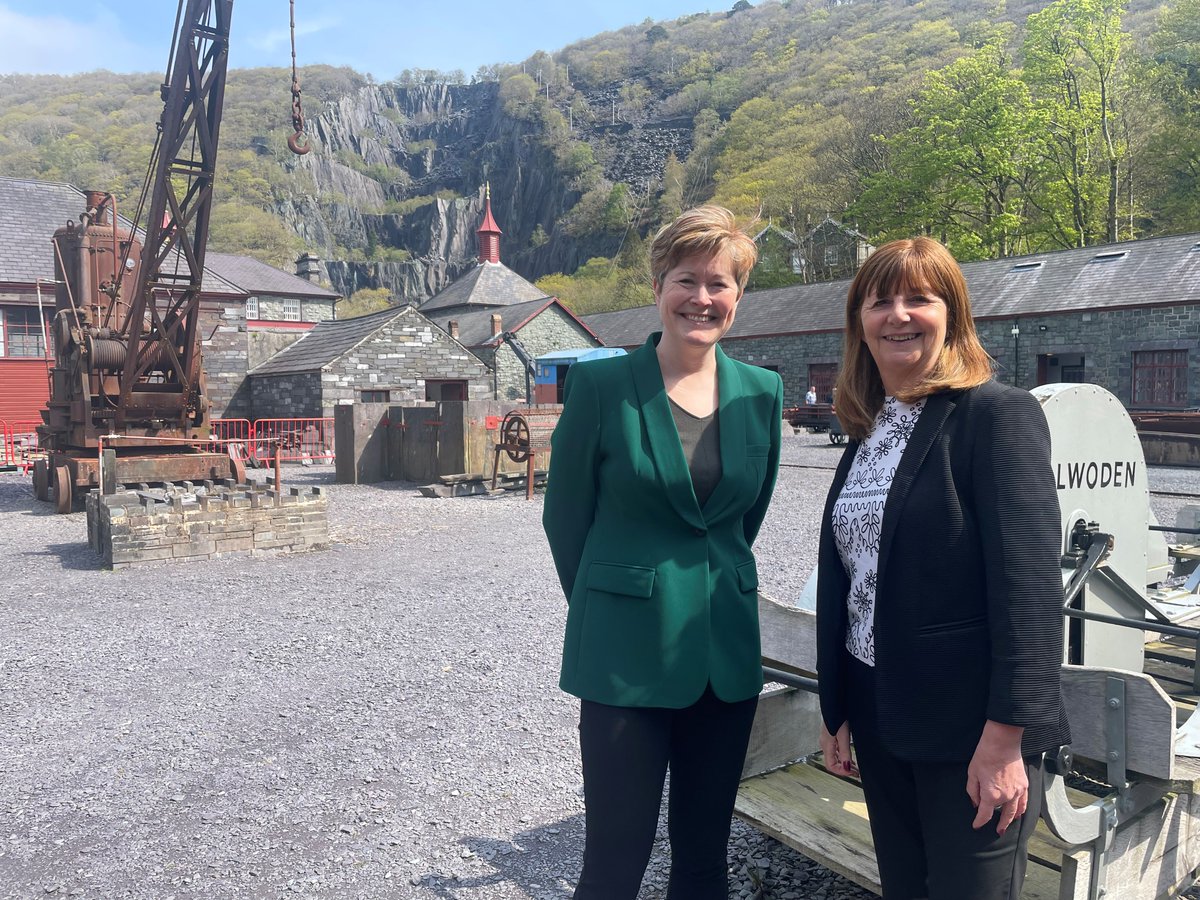 🏛 Delighted to welcome Cabinet Secretary for Culture and Social Justice,Lesley Griffiths MS,this week to show the breadth and depth of our work in north Wales and the innovative ways we can tell the story of #slate. @wgculture @welshgovernment @llechicymru @cyngorgwynedd