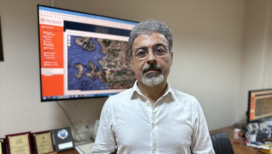 İzmir Dokuz Eylül Üniversitesi Jeoloji Mühendisliği Öğretim Üyesi Prof. Dr. Hasan Sözbilir: Son yıllarda İzmir fayları üzerinde yapılan çalışmalarda bazı faylar üzerinde sismik enerjinin biriktiği anlaşılmıştır. Bu nedenle İzmir'de depreme hazırlık konularına öncelik verilmesi…