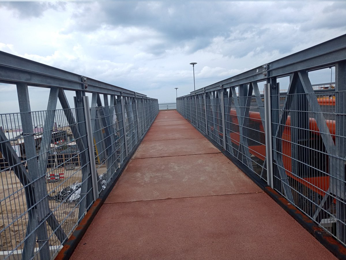 Impressie van de tijdelijke voetgangers brug over Scheveningen Boulevard tot de zomer van 2025.. ..