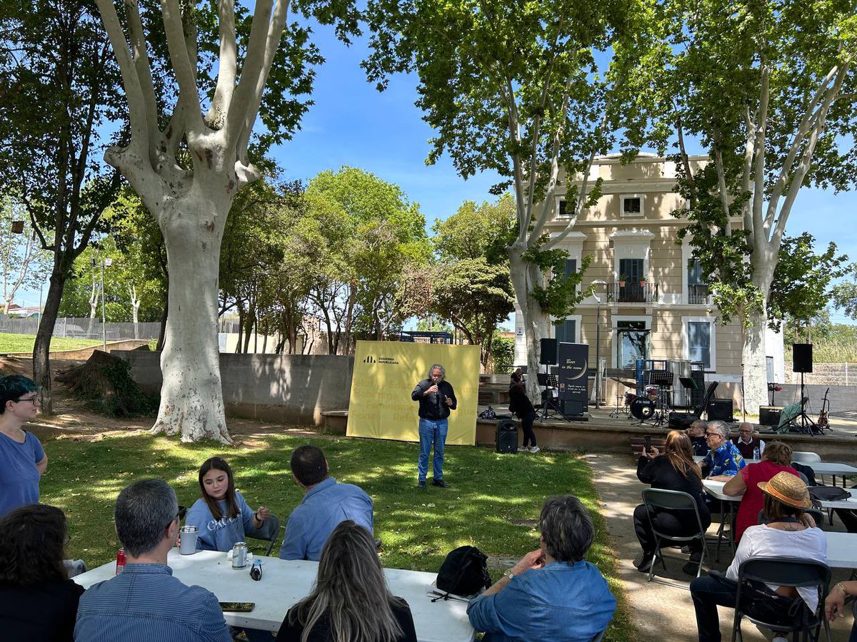 JordiSeguer's tweet photo. Moltes gràcies a tots i a totes els que us heu atansat aquest migdia a la Botifarrada Republicana, que hem celebrat a l'exterior de l'Escola Municipal de Música #Parets per
commemorar el 90è aniversari d'@ERCParets

Gràcies @JoanTarda @jmreniu i @YasminaSanchezO per ser-hi ✊ https://t.co/KAnEx4AyTS