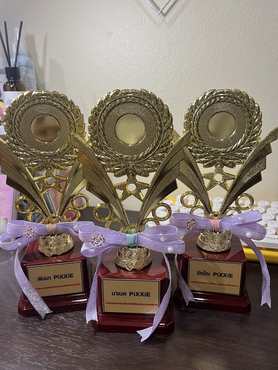 jusjeans's tweet image. ส่งมอบถ้วยรางวัลให้น้องๆทั้ง 3 คนเรียบร้อยแล้วงงง โบว์ทำเองฟริ้งถูกใจสุดๆ เย่ะะะ 
#Pimma
#Mabelz
#Ingkho
#PiXXiE
#PiXXiE_rain_FanSign