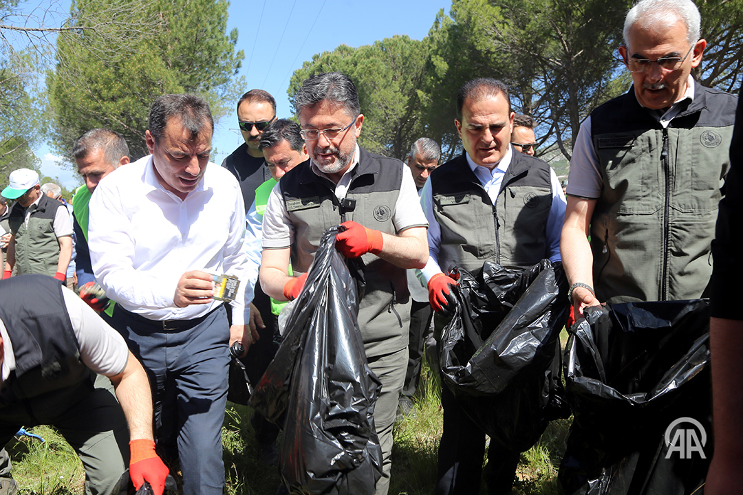 ❝Türkiye genelinde 313 ton çöp orman alanlarından toplanıp geri dönüşüme gönderildi❞ Tarım ve Orman Bakanı İbrahim Yumaklı'dan 'Orman Benim' kampanyasına ilişkin açıklama v.aa.com.tr/3209753