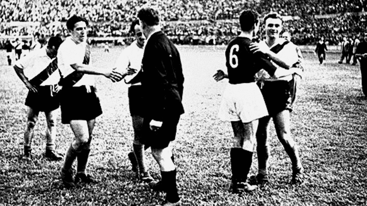 Lo que sucedió hace 75 años pinta el espíritu de un Club que cimentó su grandeza con hechos concretos. Dicen que los verdaderos amigos se conocen en las malas: dudo que exista en la historia del fútbol un lazo tan fuerte como el de River y Torino.

 #EternaAmicizia #ForzaToro 🤎