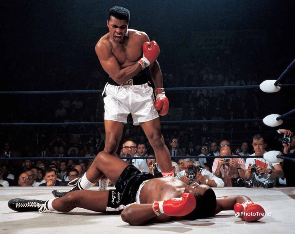 Le fotografie piu iconiche e che hanno fatto la storia. Mi divertirò a mostrarvi le foto più famose, i grandi maestri e i loro scatti capolavori, quelli che li hanno resi immortali.

Una delle più famose fotografie sul pugilato: la leggenda Mohammed Ali “The Greatest”, ancora in…