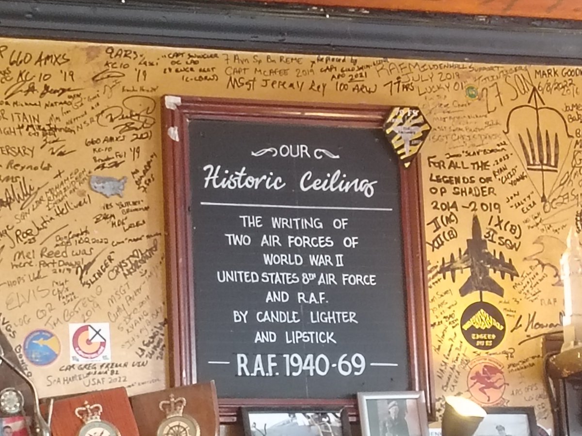 All'#EaglePub di #Cambridge tutte le pareti firmate da avieri della #RAF e dell'8a flotta dell'#USAF durante la seconda guerra mondiale. Un pezzo di storia incisa. En passant, qui #Watson e #Crick annunciarono la scoperta del #Dna.