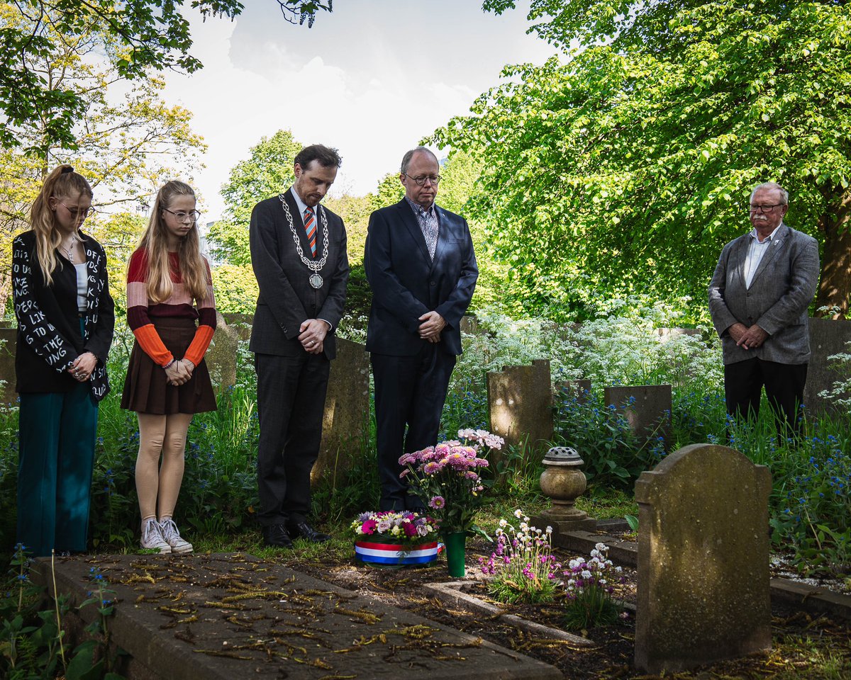 4 mei, een bijzondere dag voor de Oude Begraafplaats. 

We herdenken de oorlogsslachtoffers en slachtoffers van de oorlog.

De twee rondleidingen langs een aantal oorlogsgraven werden druk bezocht en om 16.00 werden bloemstukken geplaatst bij de drie oorlogsslachtoffers.