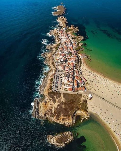 #Baleal is a small peninsula located north of #Peniche, in the western region of #Portugal, separated from the mainland by a tombolo, forming a beach of fine white sand. Baleal inherited this name due to the extensive fishing of whales and tuna in the past. Whale=Baleia in 🇵🇹