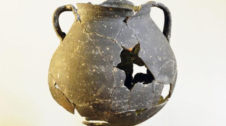 The inhabitants of #NeaPaphos produced their own cooking ware #pottery. Potters did not put much time into their production; pottery was made of clay, devoid of decorations, and would often break. #Cyprus #archeology @PCMA_UW 

scienceinpoland.pl/en/news/news%2…