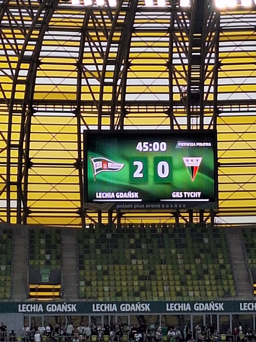 Pojebane jak zajebiście oni grają dziś. A ta bramka na 2:0 w okienko z wolnego xd kurwa coś pięknego. Do tego sporo kibiców, stadion szaleje