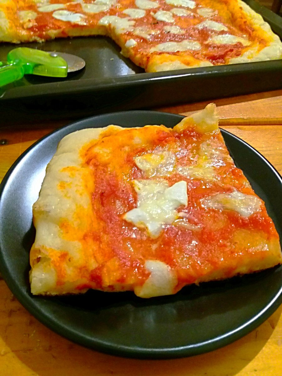 Vabbuò pronta per infornare dai... #pizza #ilovepizza #cena. 📸di repertorio