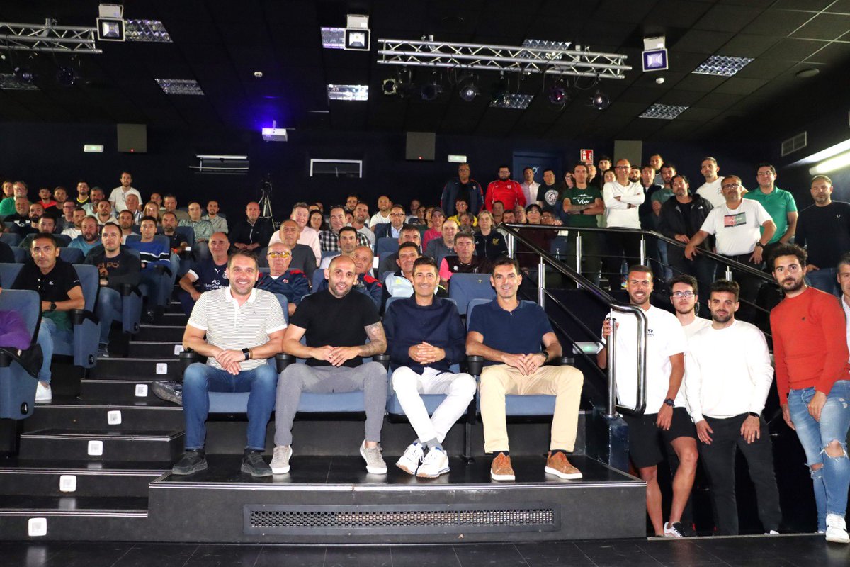 ⚽️'𝗝𝗼𝗿𝗻𝗮𝗱𝗮 𝗱𝗲 𝗔𝗰𝘁𝘂𝗮𝗹𝗶𝘇𝗮𝗰𝗶𝗼́𝗻 𝘆 𝗥𝗲𝗰𝗶𝗰𝗹𝗮𝗷𝗲' de fútbol organizada por la <a href="/FFCV_info/">FFCV</a> 

🙋🏻‍♂️ Luismi Loro (<a href="/hablemos_defutb/">Luismi Loro</a>)
✅ Metodología del delantero

🙋🏻‍♂️ <a href="/juanbernates/">juan miguel bernat</a> 
✅ La importancia de desarrollar una personalidad resistente

#EntrenadorRFEF