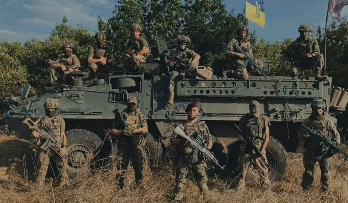 📷 Paratroopers of Ukrainian 82nd Air Assault Brigade with US-supplied Stryker vehicle. #UkrainianArmy